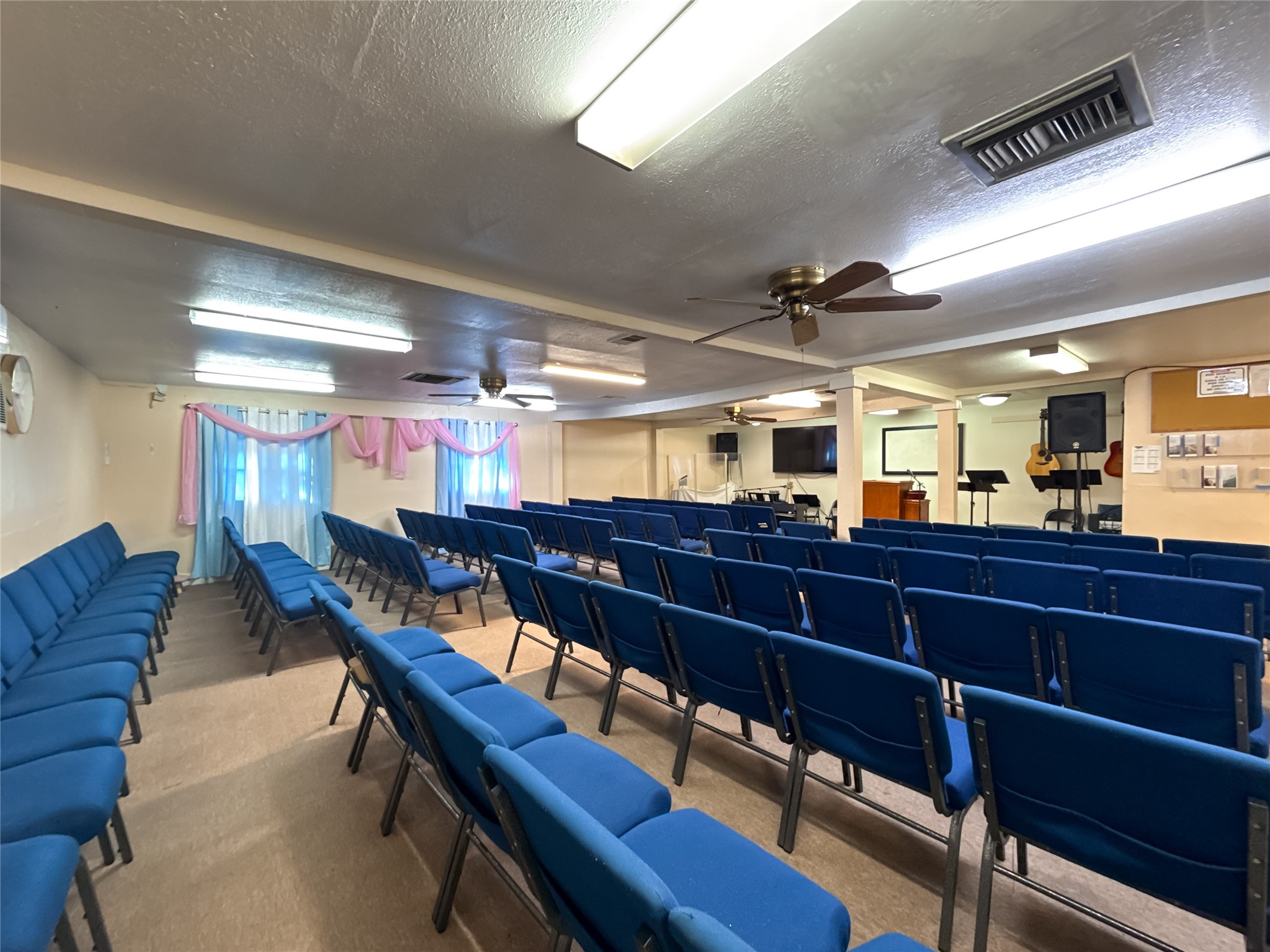 6122 Jessamine Street Houston, TX 77081 - Photo 5 of 29 Congregation interior