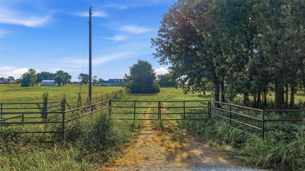 1614 West Line Road Whitesboro, TX 76273 - Photo 12 of 34 Double gate entrance