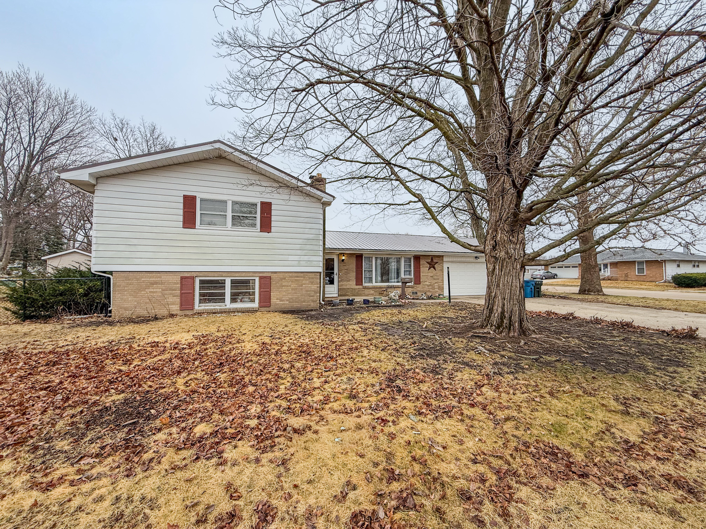 802 East 19th Street Sterling, IL 61081 - Photo 4 of 29 a front view of a house with a yard