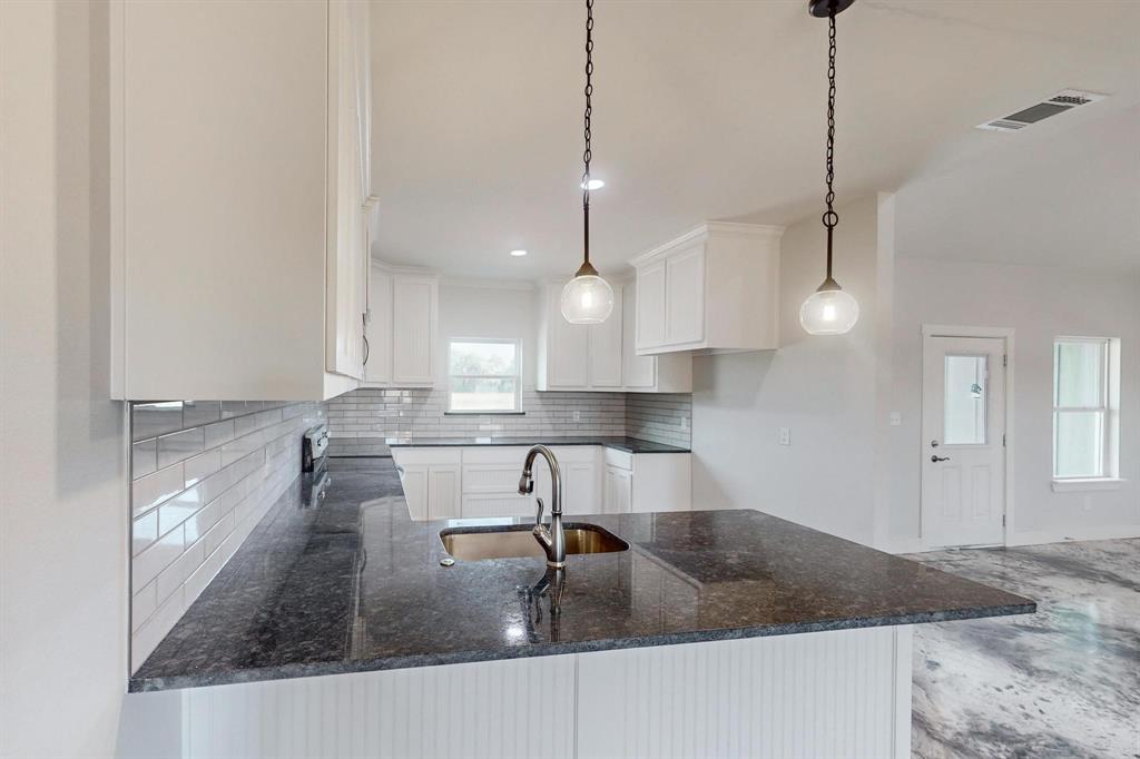 2 Shoemaker Road Bellevue, TX 76228 - Photo 4 of 11