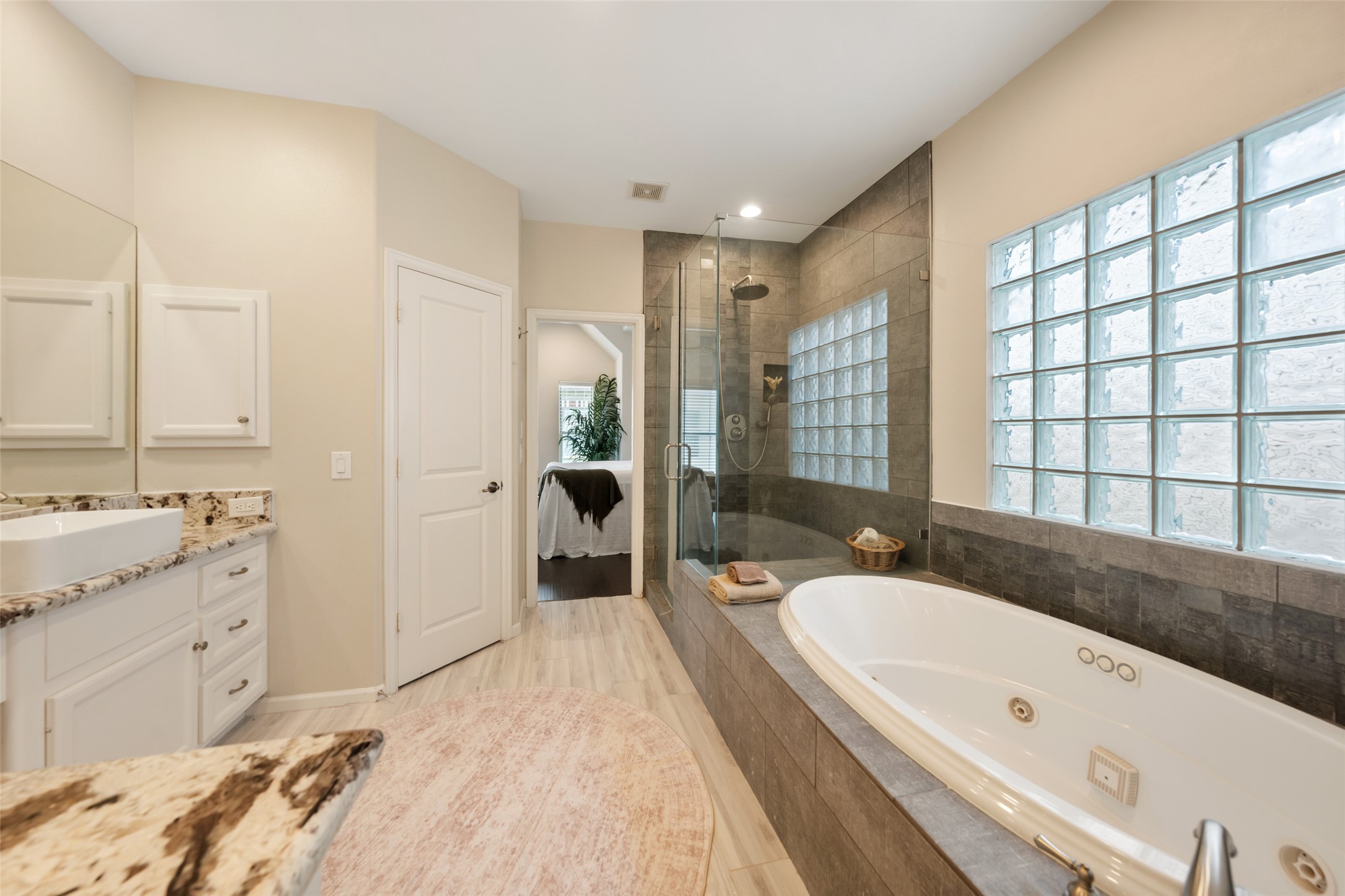 562 Bomar Street Houston, TX 77006 - Photo 14 of 28 Bright bathroom with lots of storage
