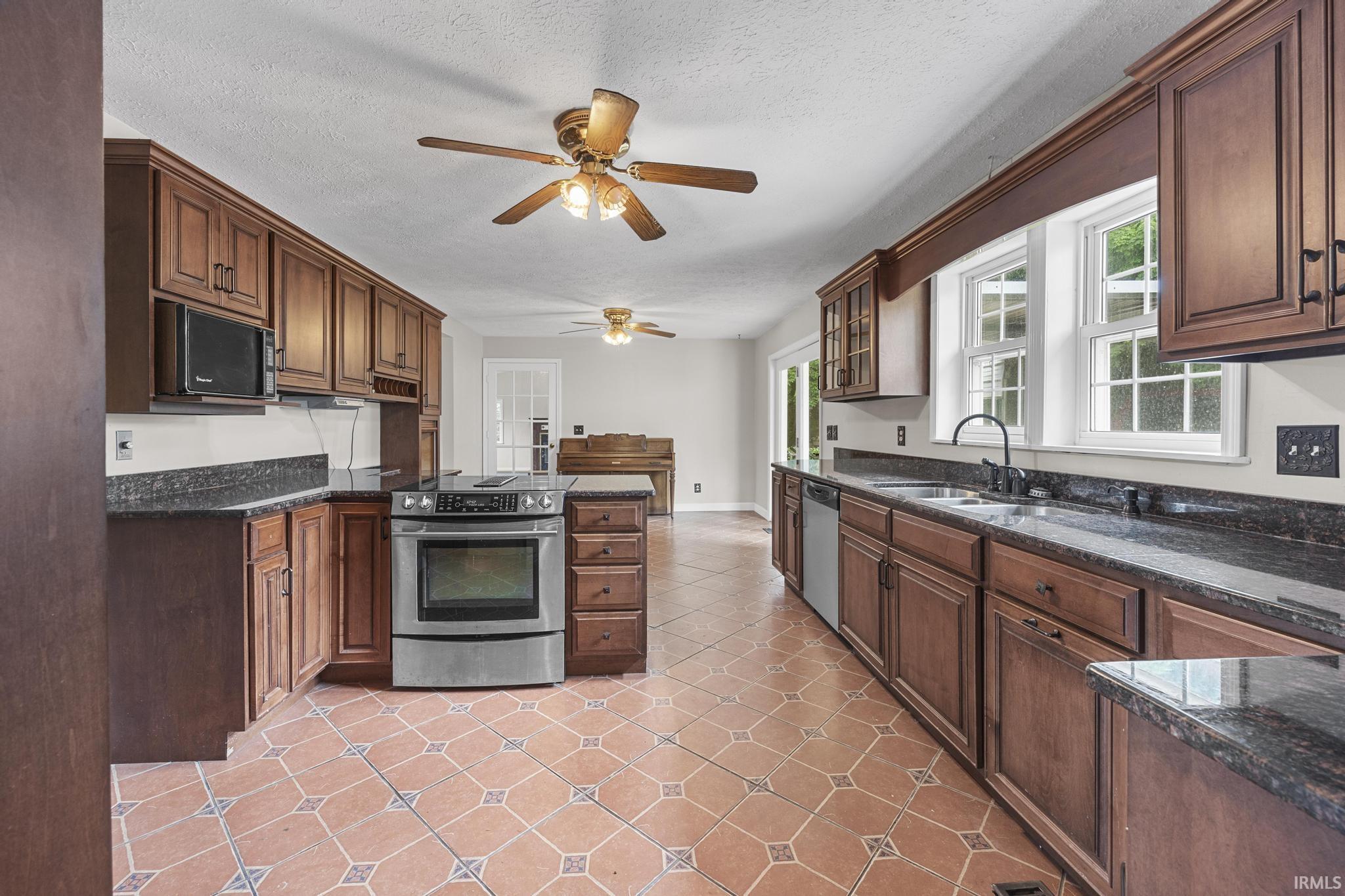 530 2nd Avenue Jasper, IN 47546 - Photo 3 of 36