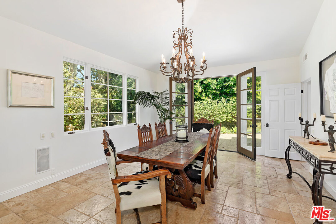 12534 Promontory Road Los Angeles, CA 90049 - Photo 15 of 44