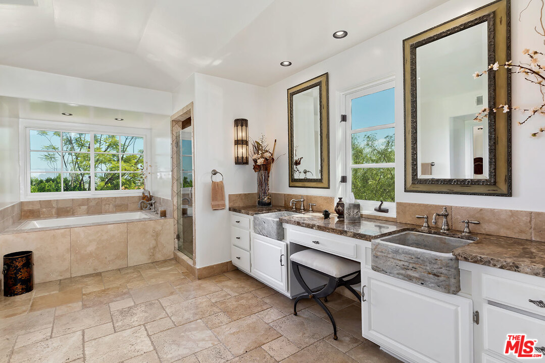 12534 Promontory Road Los Angeles, CA 90049 - Photo 26 of 44