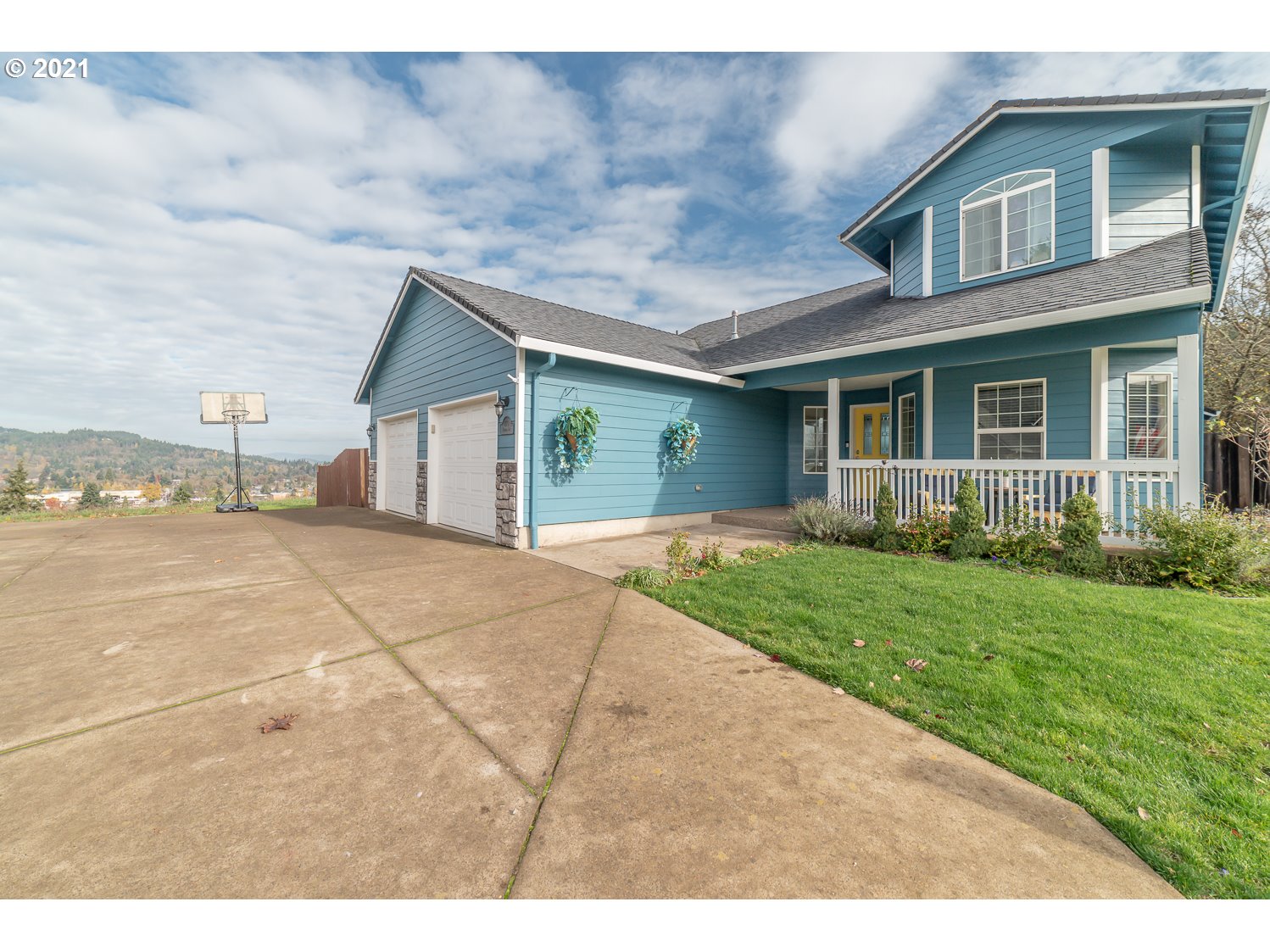 a house view with a backyard space