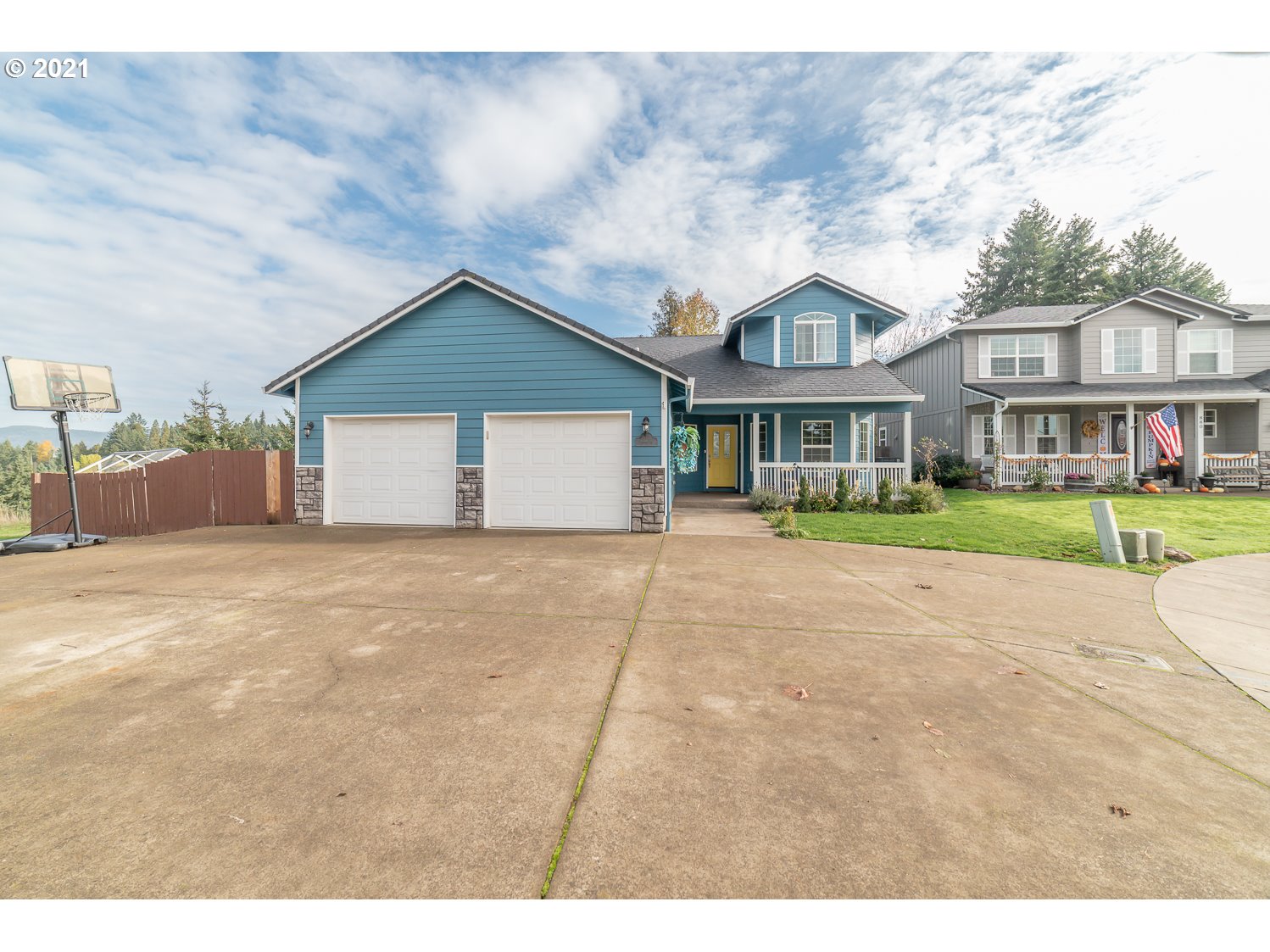 870 Kristen Way Cottage Grove, OR 97424 - Photo 2 of 31 a house view with a garden space