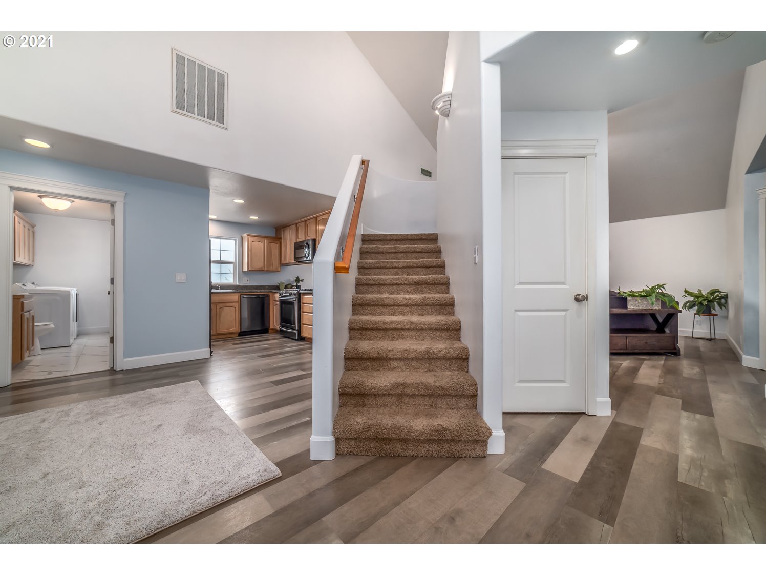 870 Kristen Way Cottage Grove, OR 97424 - Photo 17 of 31 a view interior of house and wooden floor