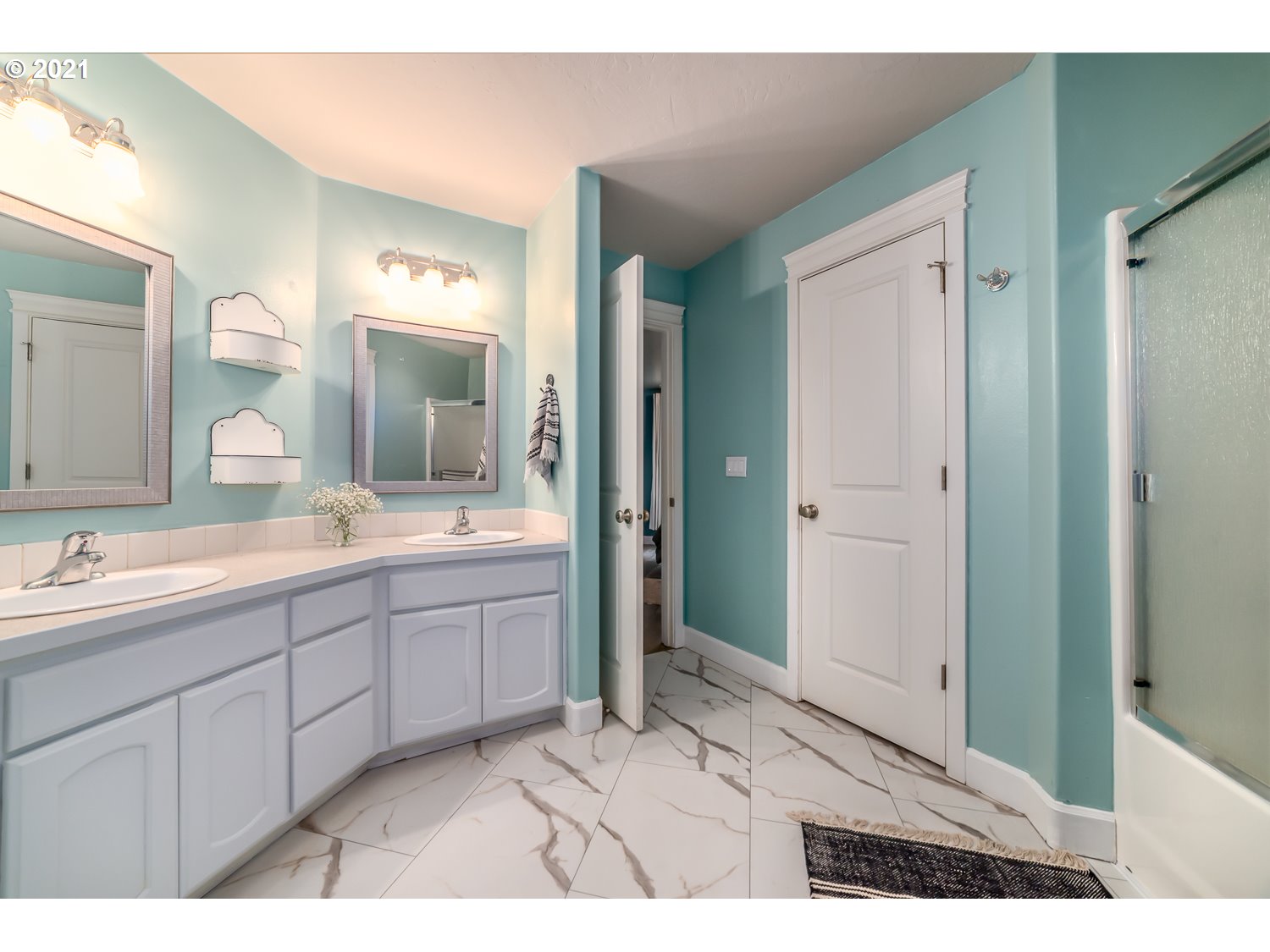 870 Kristen Way Cottage Grove, OR 97424 - Photo 20 of 31 a bathroom with a sink and a mirror
