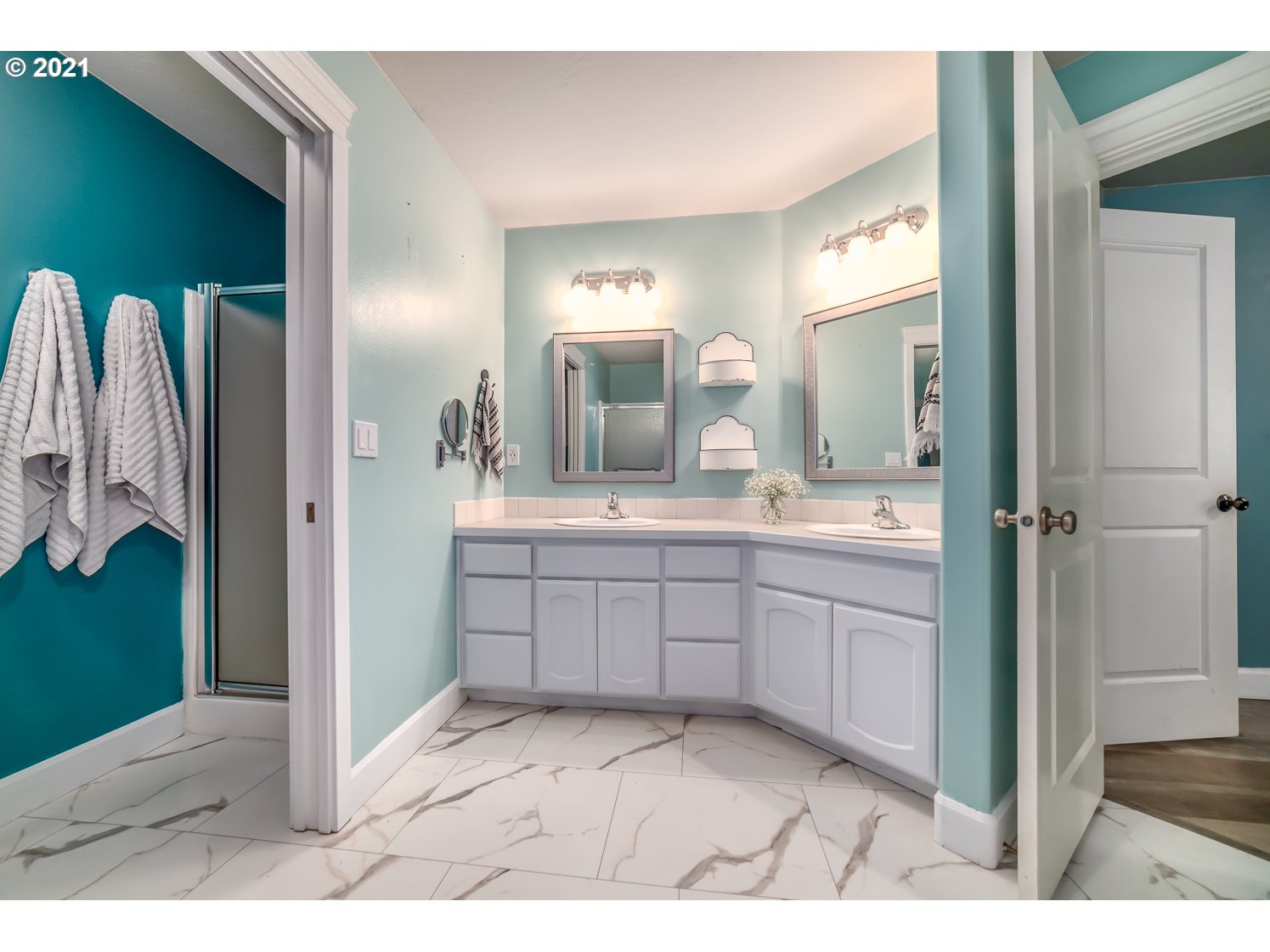 870 Kristen Way Cottage Grove, OR 97424 - Photo 21 of 31 a bathroom with a sink a mirror and a shower