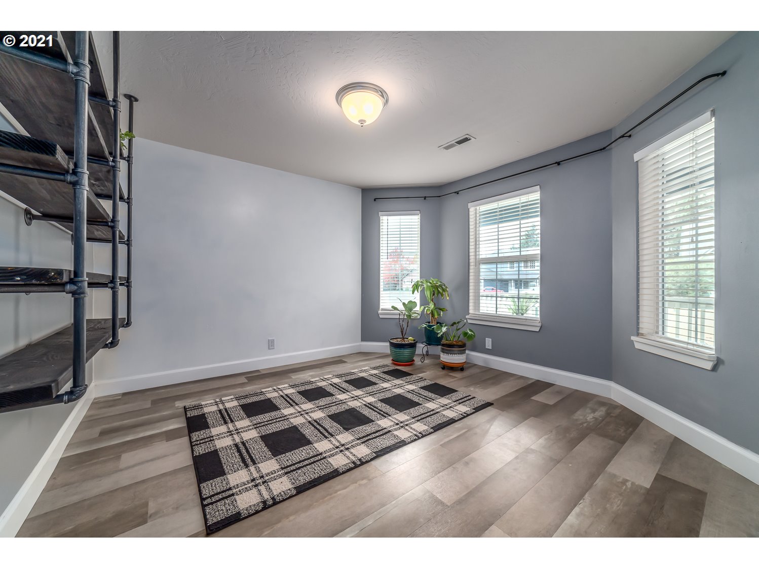870 Kristen Way Cottage Grove, OR 97424 - Photo 22 of 31 a view of an empty room and window
