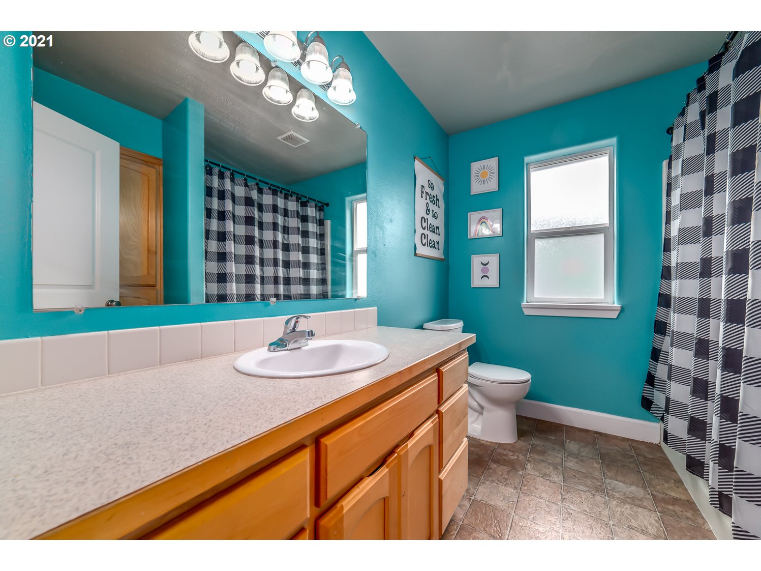870 Kristen Way Cottage Grove, OR 97424 - Photo 25 of 31 a bathroom with a sink a toilet and mirror