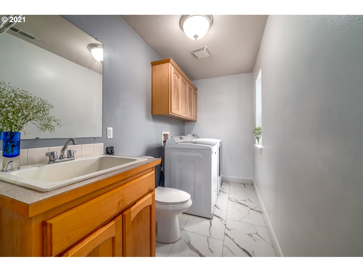 870 Kristen Way Cottage Grove, OR 97424 - Photo 28 of 31 a bathroom with a sink a toilet and mirror