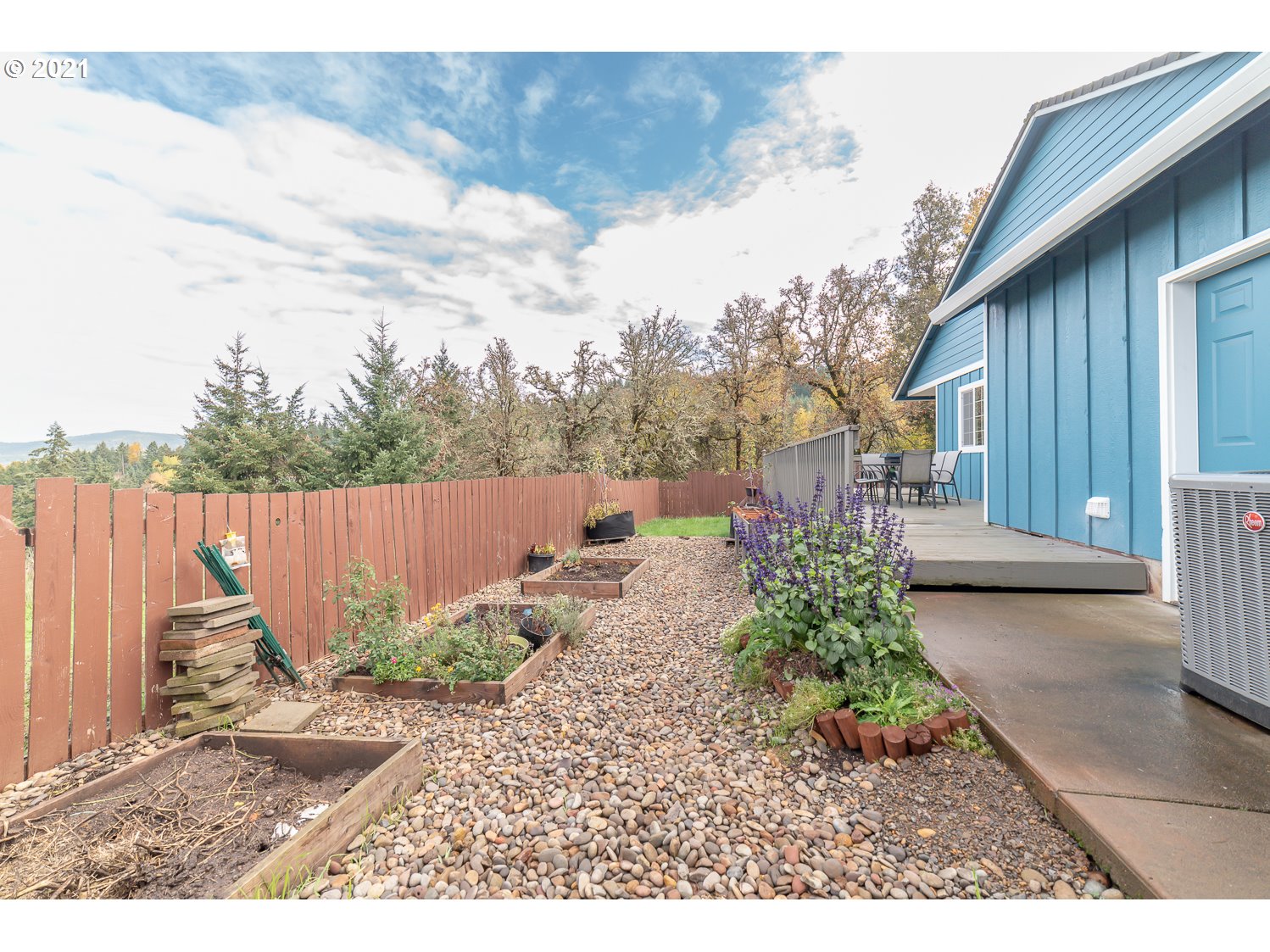 870 Kristen Way Cottage Grove, OR 97424 - Photo 29 of 31 a view of a backyard with garden