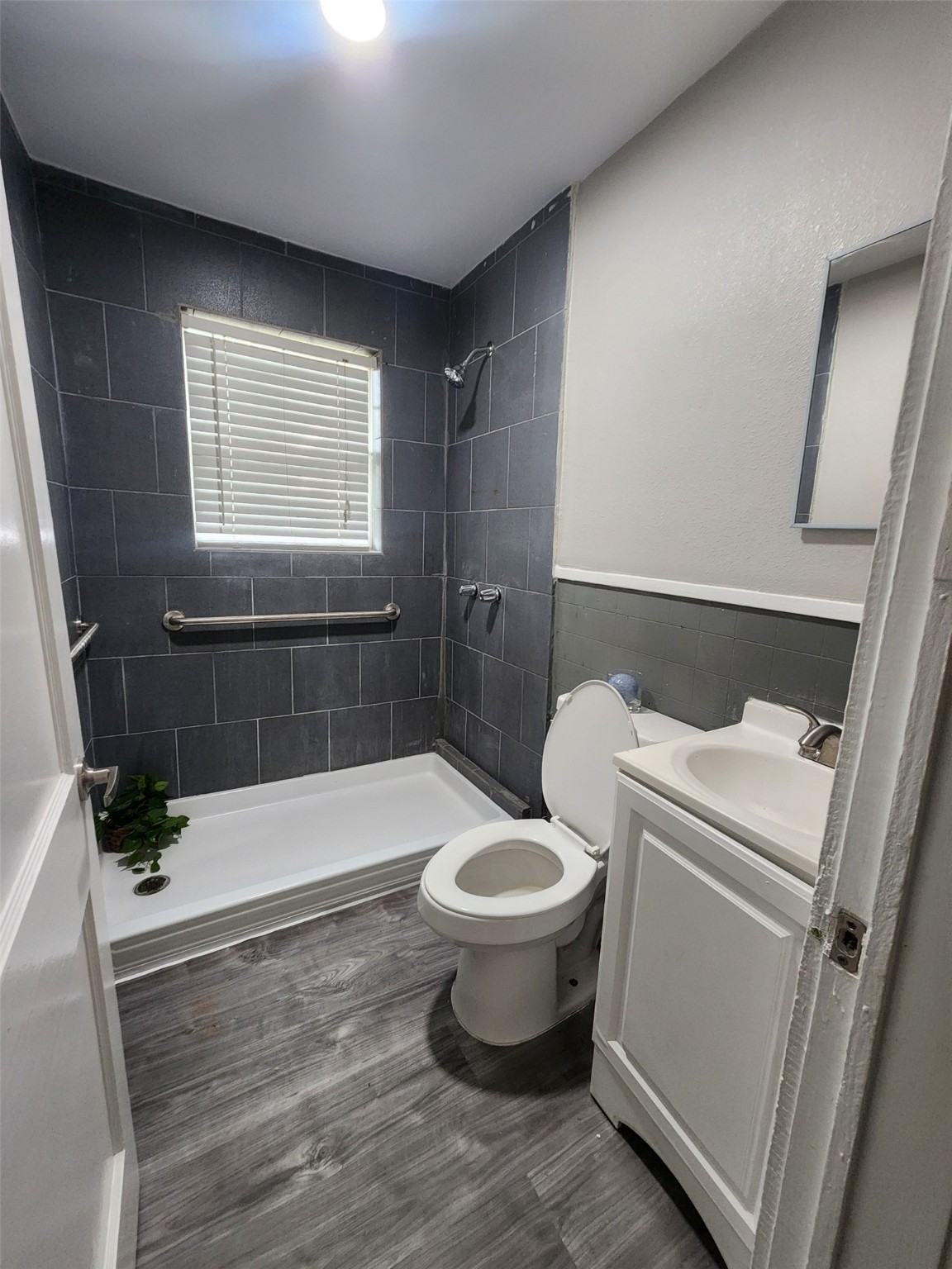 6203 Hoffman Street Houston, TX 77028 - Photo 18 of 19 a bathroom with a bathtub and toilet