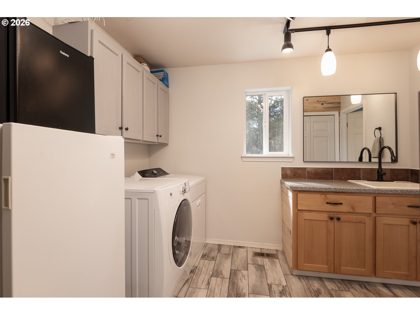 905 Southwest Burns Lane Madras, OR 97741 - Photo 27 of 40 a utility room with dryer and washer