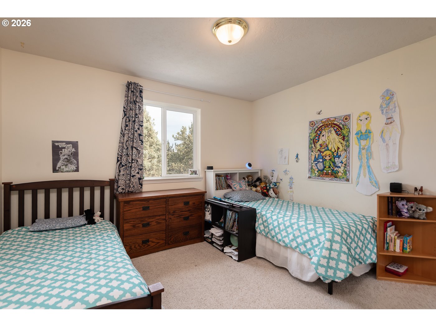 905 Southwest Burns Lane Madras, OR 97741 - Photo 29 of 40 a bedroom with a bed and a window