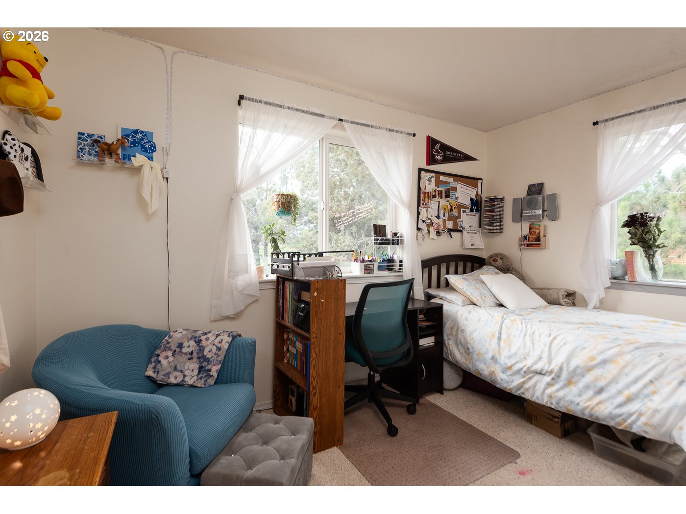 905 Southwest Burns Lane Madras, OR 97741 - Photo 32 of 40 a bedroom with a bed and a chair