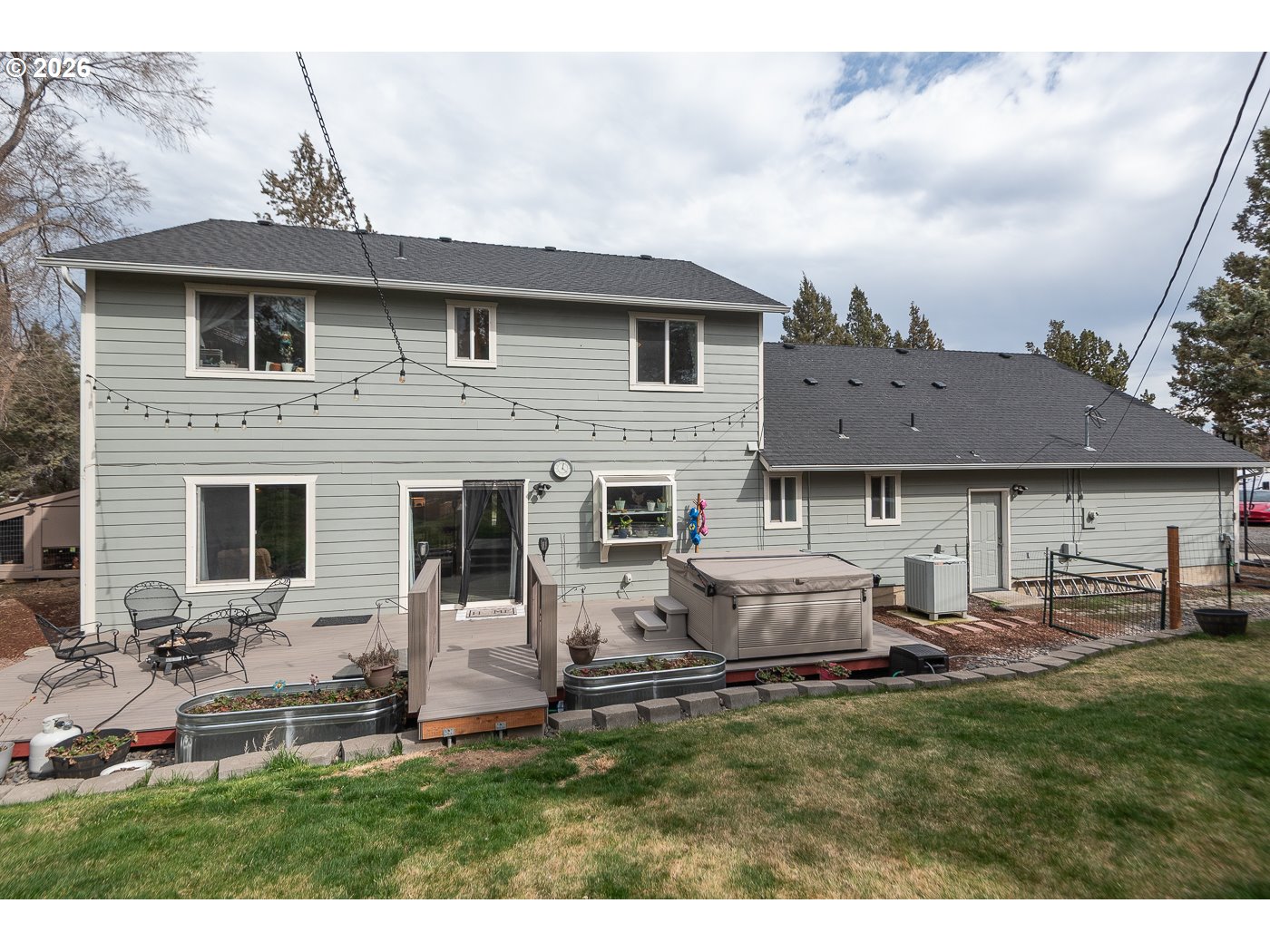 905 Southwest Burns Lane Madras, OR 97741 - Photo 6 of 40 a view of a house with back yard