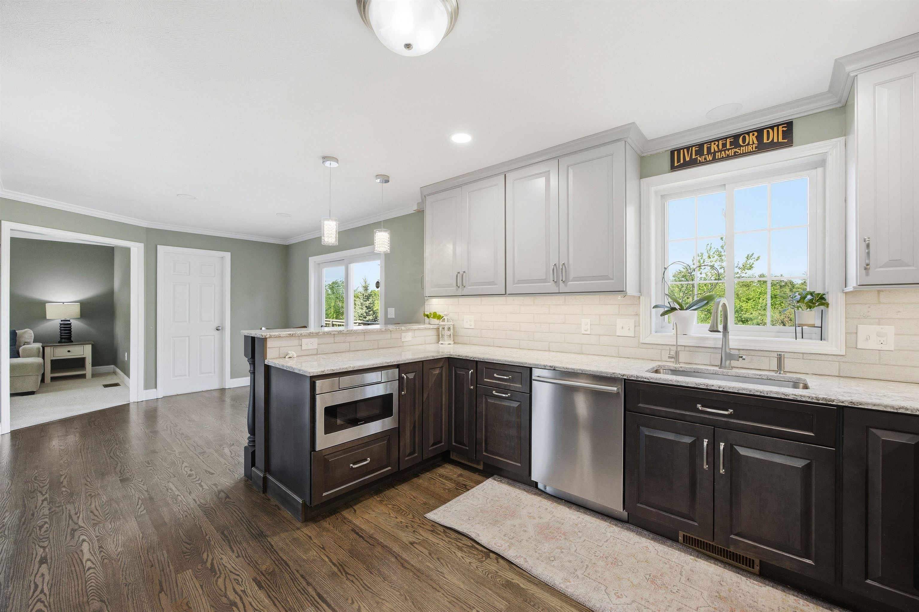 317 University Circle Hooksett, NH 03106 - Photo 9 of 44