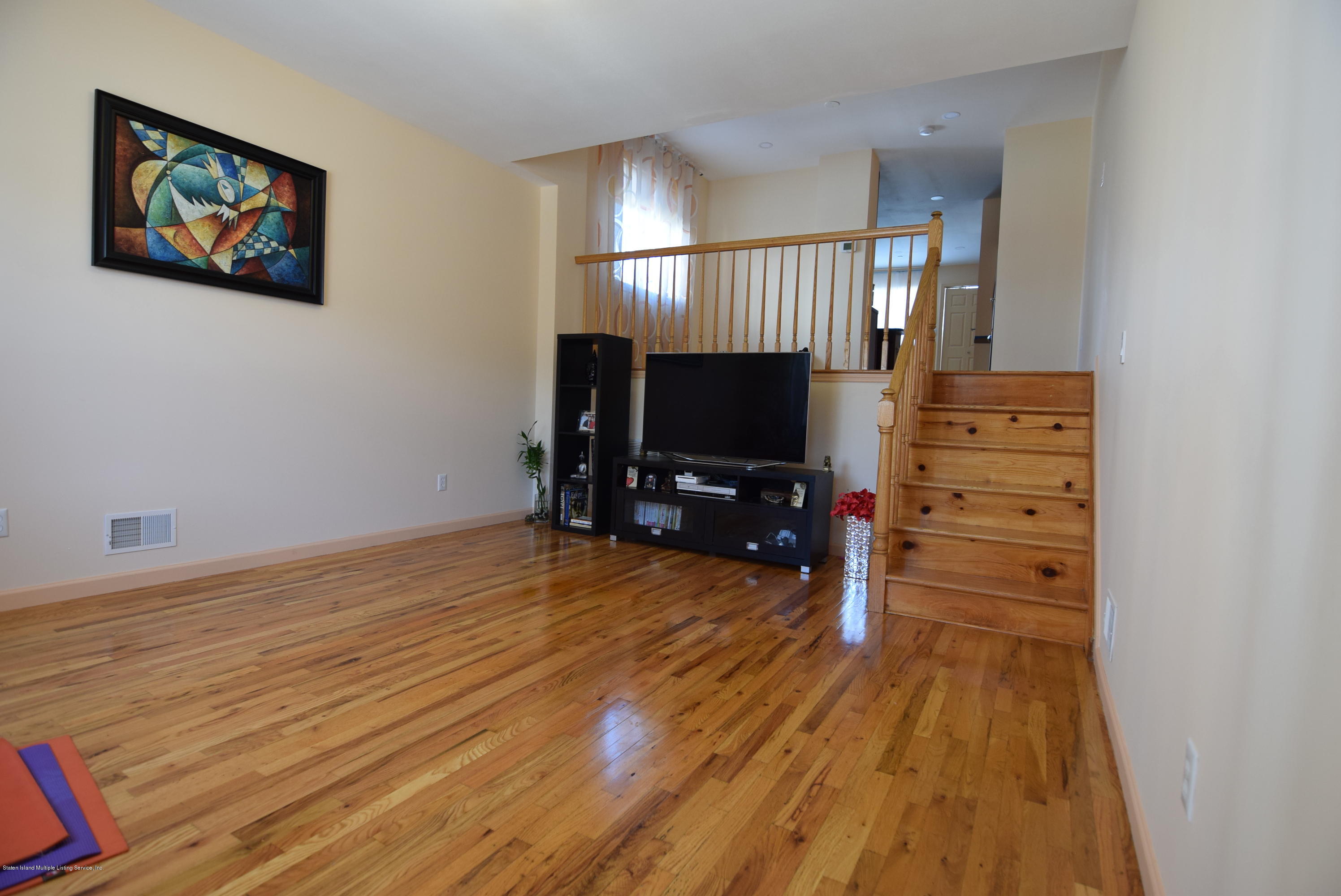 90 Robin Road Staten Island, NY 10305 - Photo 3 of 22 DSC_0580