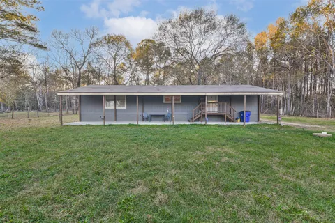 a view of a house with backyard and garden