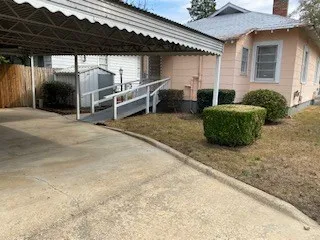 a view of a backyard