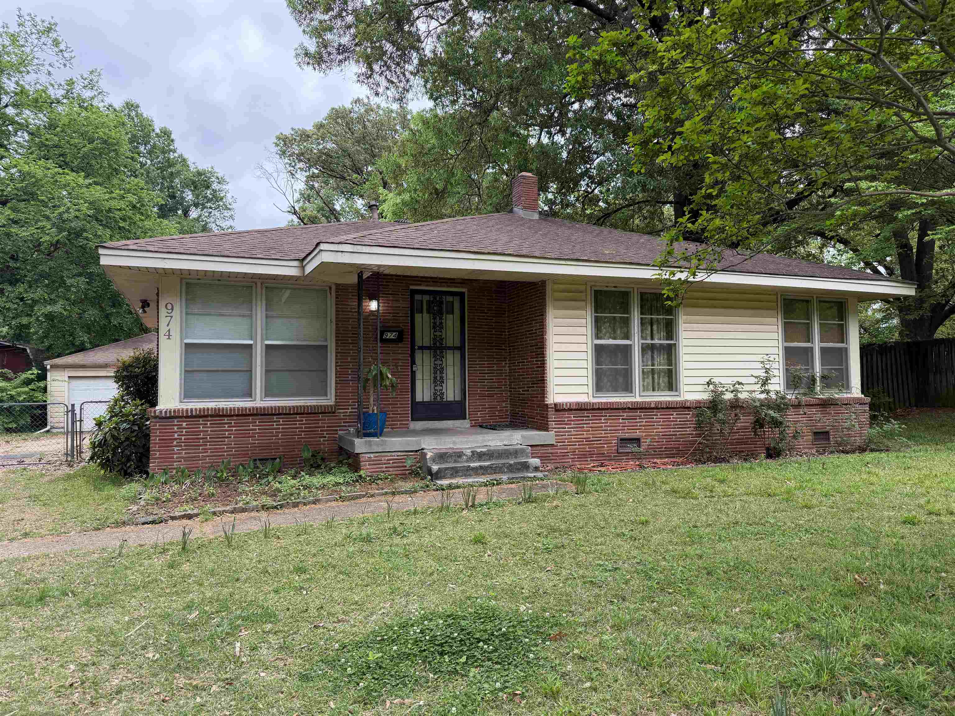 974 Tatum Road Memphis, TN 38122 - Photo 2 of 11 Ranch-style home featuring brick siding, a porch, crawl space, and roof with shingles
