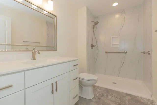 $214,900 | 728 Kingswood Drive, Evansville, IN 47715