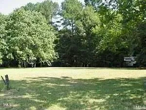 a view of a yard with a house