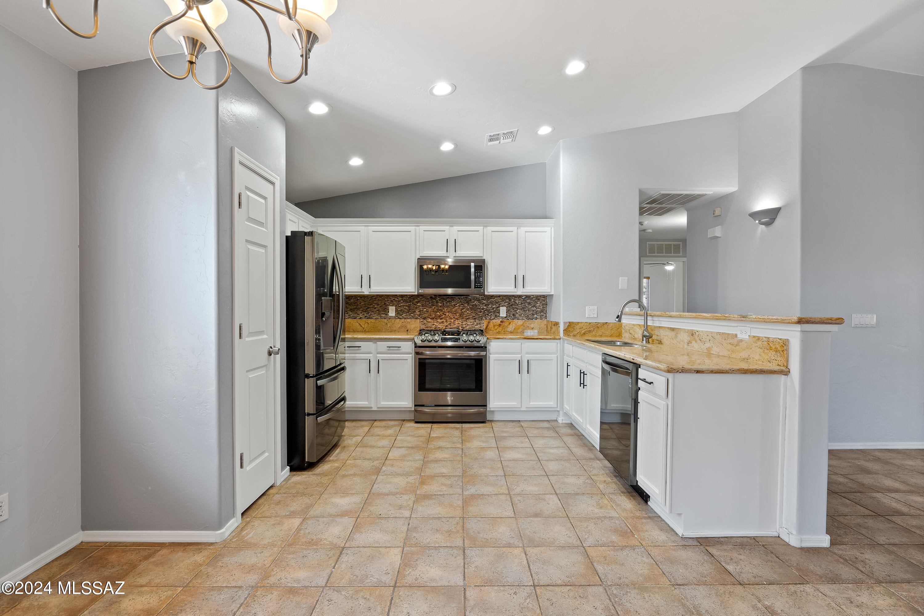 4589 South Valley Road Tucson, AZ 85714 - Photo 7 of 32