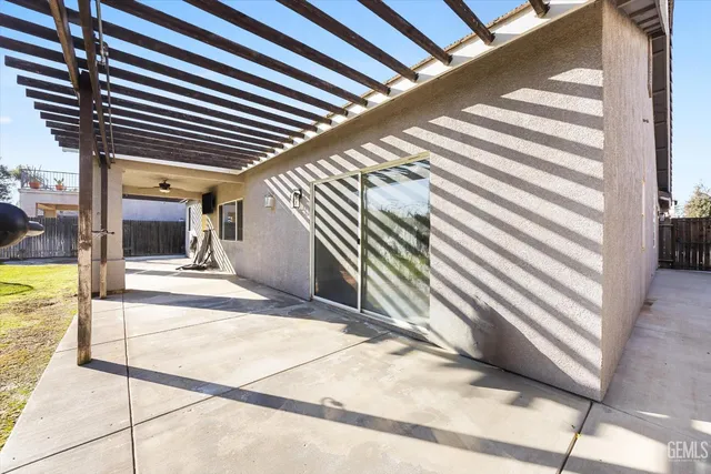 a front view of house with yard