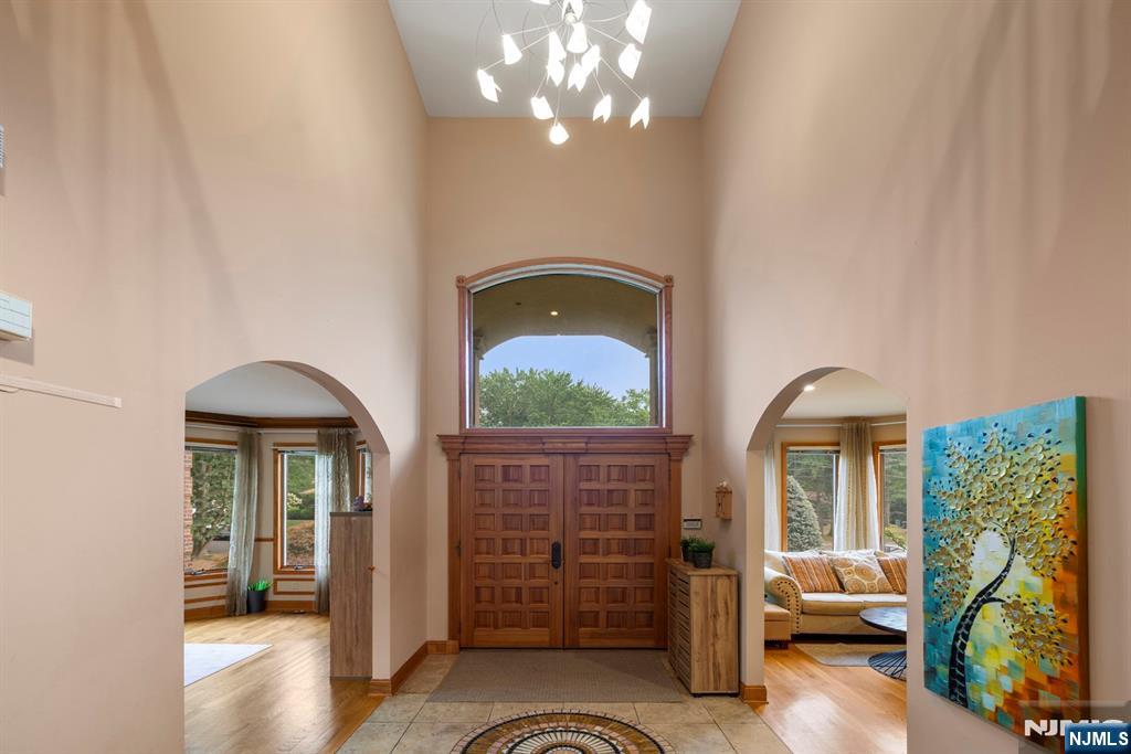 325 Cooper Place Paramus, NJ 07652 - Photo 4 of 31
