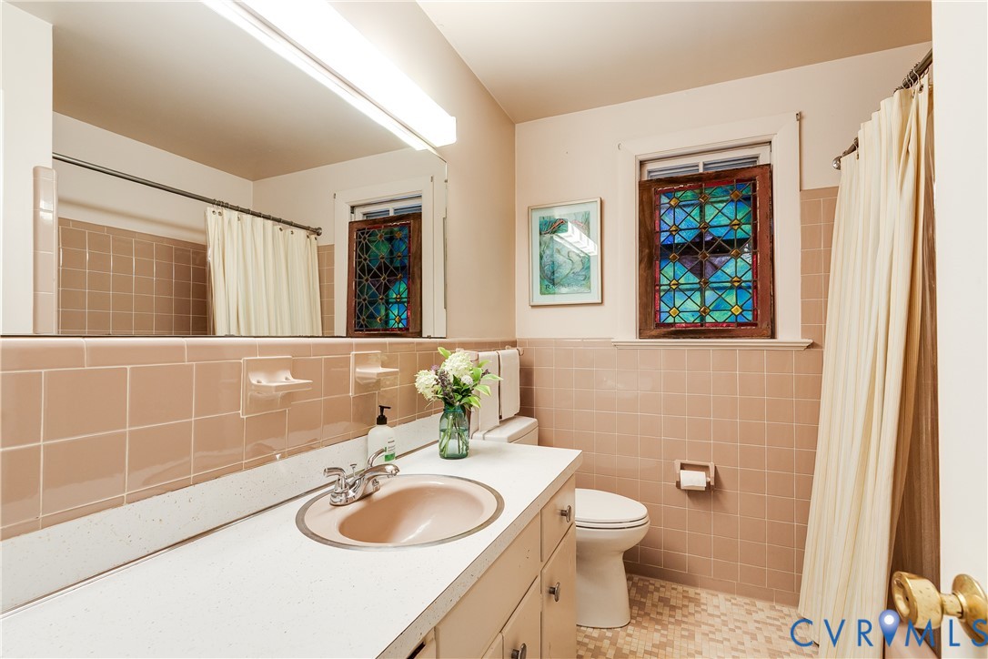10475 Cherokee Road Richmond, VA 23235 - Photo 66 of 74 Bathroom featuring a stained glass window, full-wi