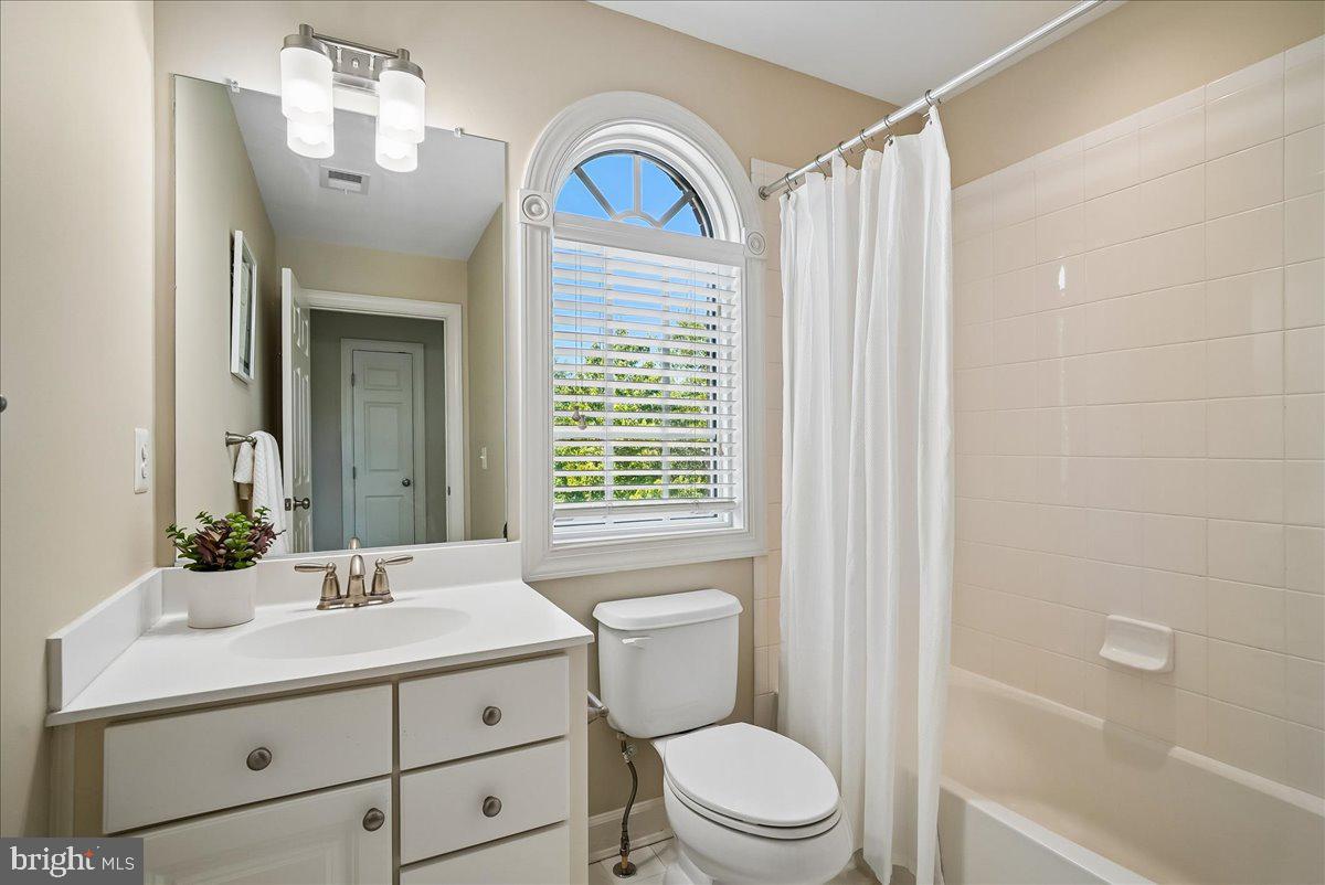 848 West Glebe Road Alexandria, VA 22305 - Photo 28 of 43 Hall/guest bathroom