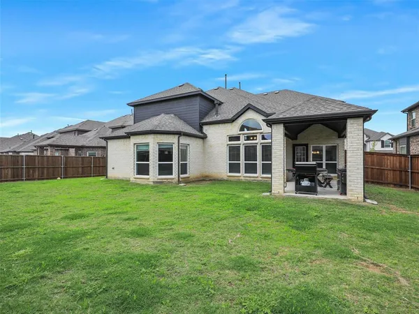 a view of a house with a backyard