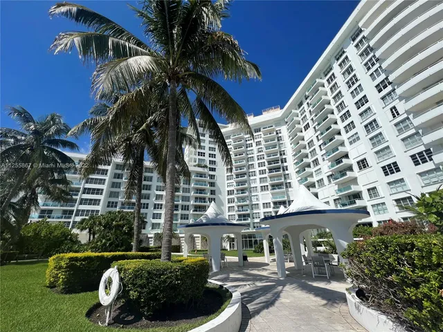 $4,800 | 5161 Collins Avenue, Unit 1711, Miami Beach, FL 33140