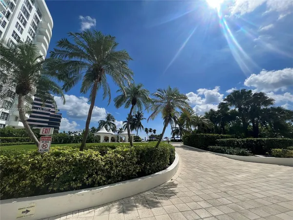 $4,000 | 5161 Collins Avenue, Unit 1711, Miami Beach, FL 33140