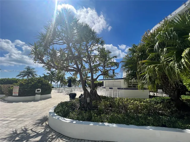 $4,800 | 5161 Collins Avenue, Unit 1711, Miami Beach, FL 33140