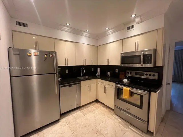 $4,800 | 5161 Collins Avenue, Unit 1711, Miami Beach, FL 33140
