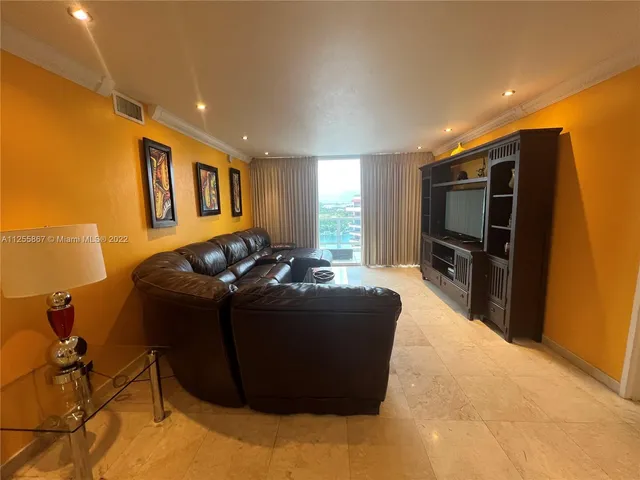 $4,800 | 5161 Collins Avenue, Unit 1711, Miami Beach, FL 33140