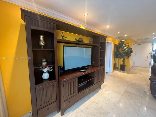 $4,800 | 5161 Collins Avenue, Unit 1711, Miami Beach, FL 33140