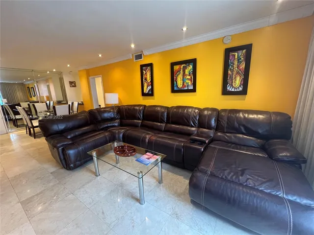 $4,800 | 5161 Collins Avenue, Unit 1711, Miami Beach, FL 33140