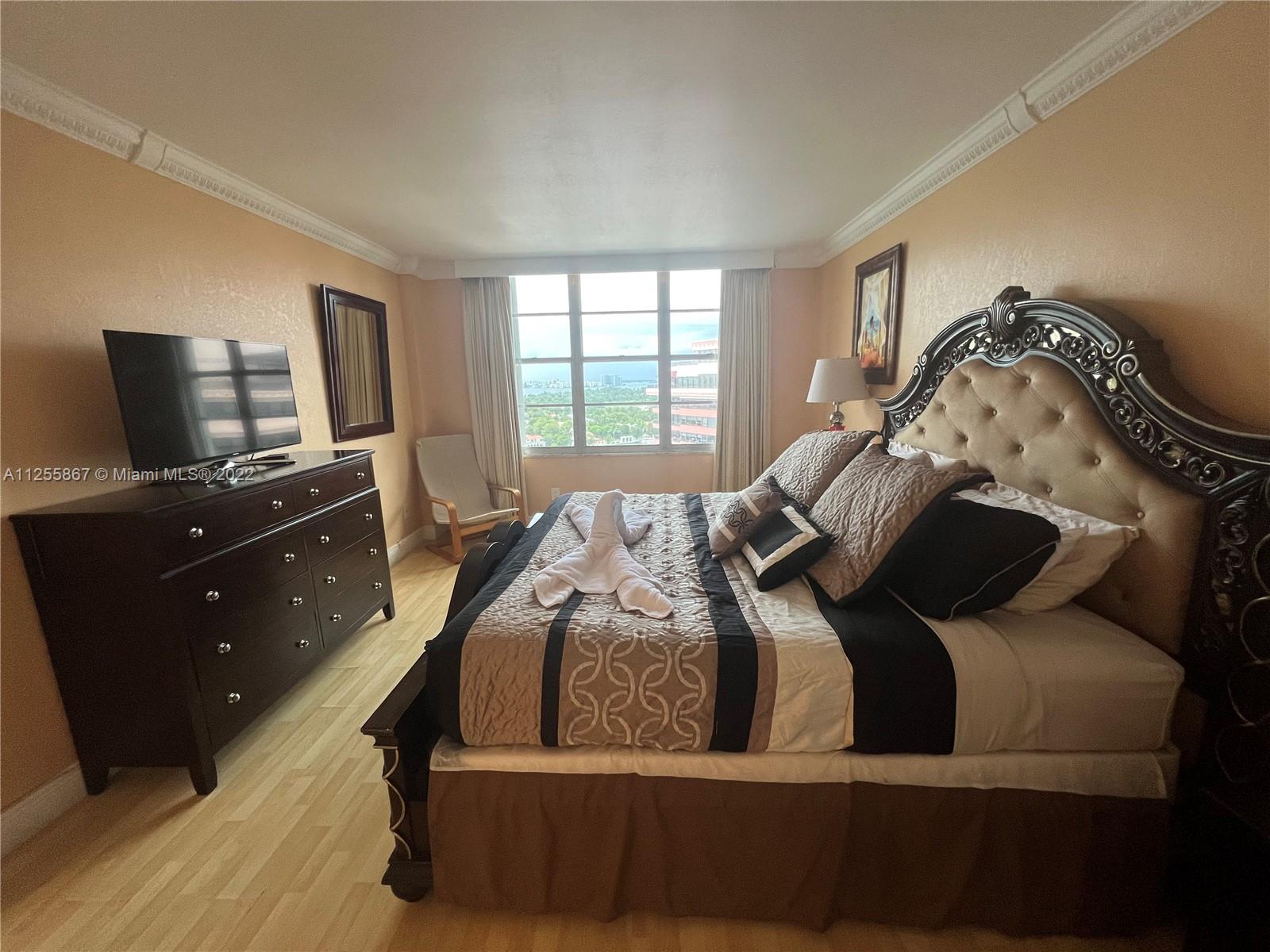 5161 Collins Avenue, Unit 1711 Miami Beach, FL 33140 - Photo 10 of 37