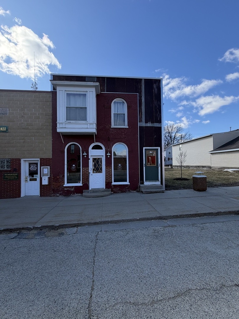 13 East Market Street Shannon, IL 61078 - Photo 13 of 13 a front view of house with yard