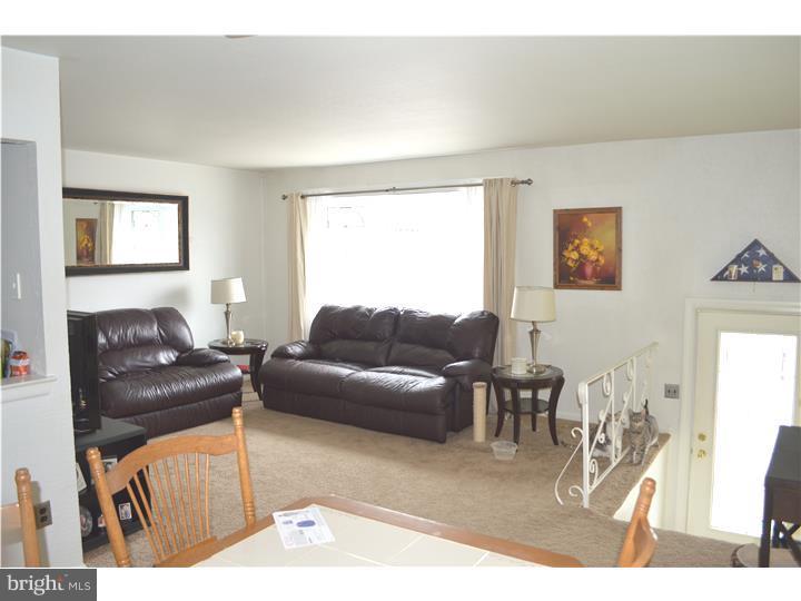 3508 Kyle Road Philadelphia, PA 19154 - Photo 3 of 11 Living Room