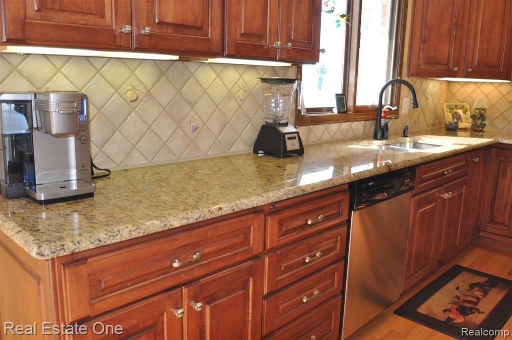 1612 North Kilburn Road Rochester, MI 48306 - Photo 16 of 24 granite countertops