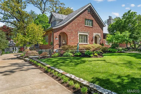 $1,100,000 | 624 Locksley Place, Webster Groves, MO 63119