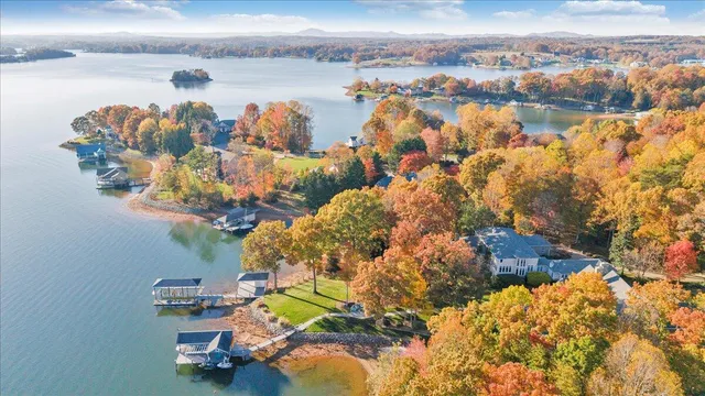 a view of empty room with kitchen