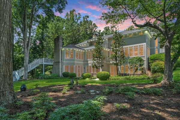 a view of a house with a yard