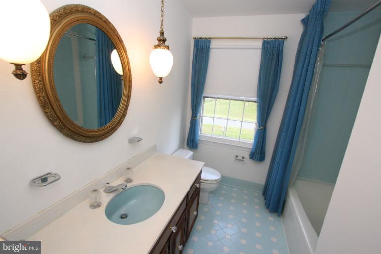 15101 Middlegate Road Silver Spring, MD 20905 - Photo 13 of 28 Hall Bath